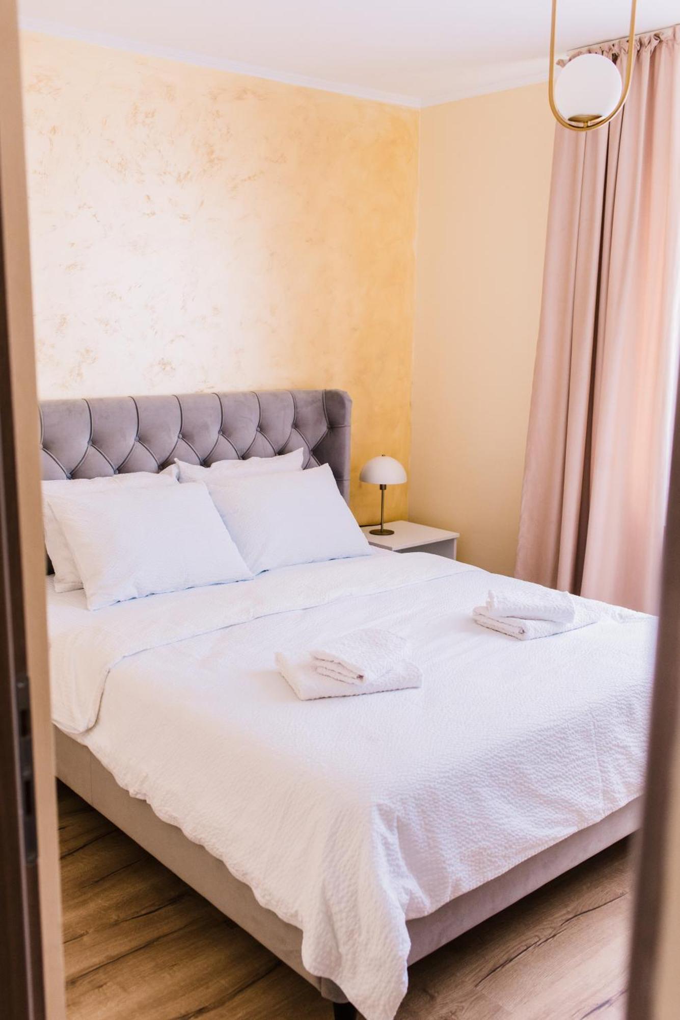 Central White Apartment Máréfalva Kültér fotó